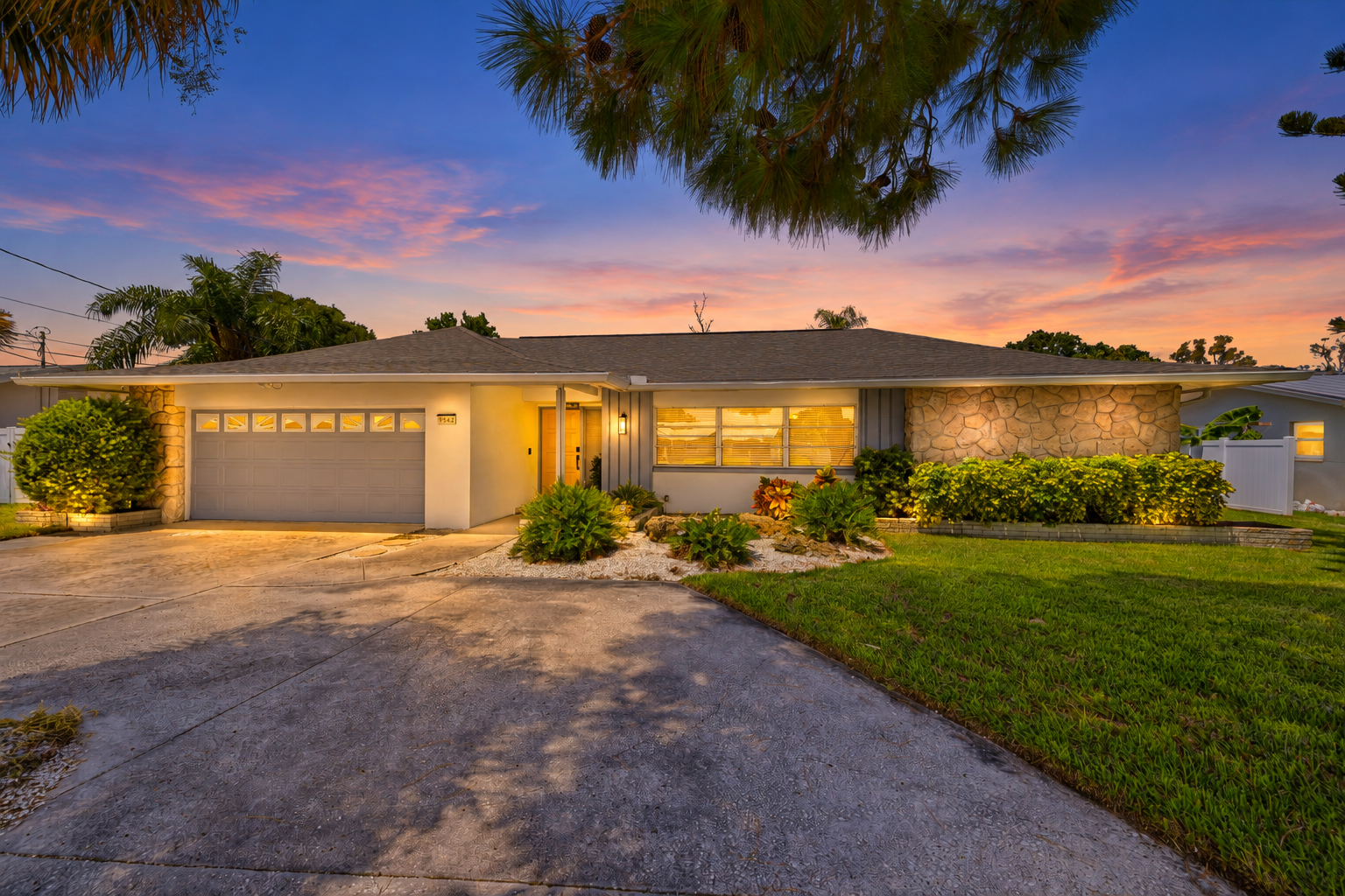 9542 Oakhurst Rd in Seminole, Florida